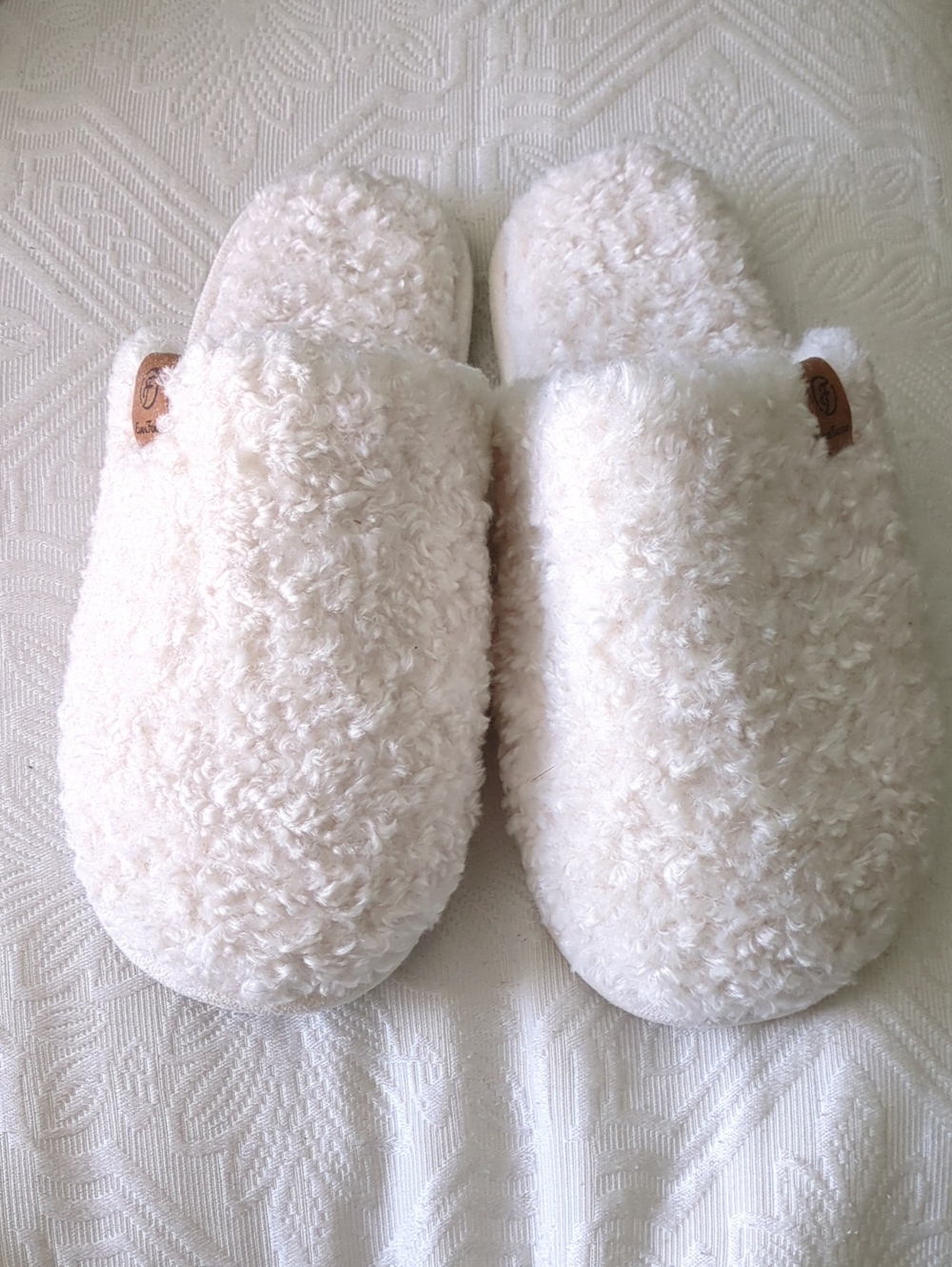 NWOT! Cozy Women's Faux-Sherpa Slippers